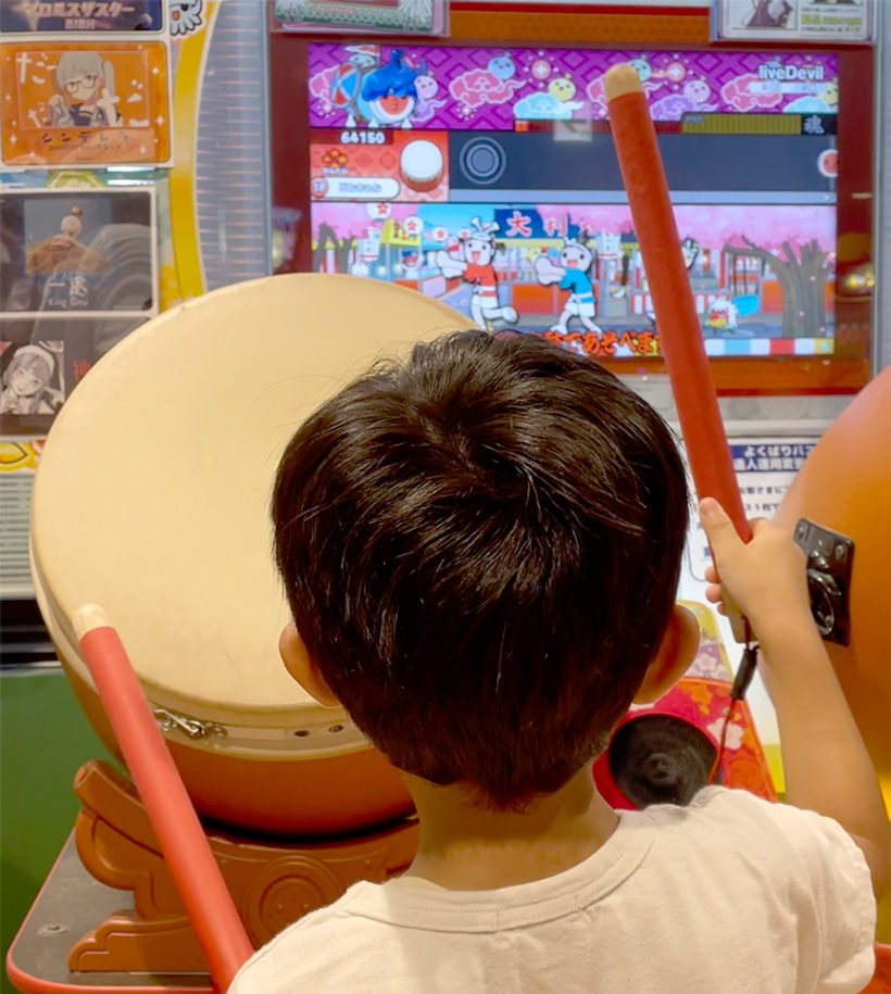 太鼓の達人に挑戦する次男