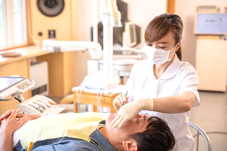 歯の治療を受ける人