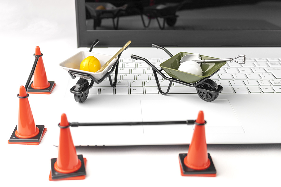 ノートパソコンの上に修理のミニチュア