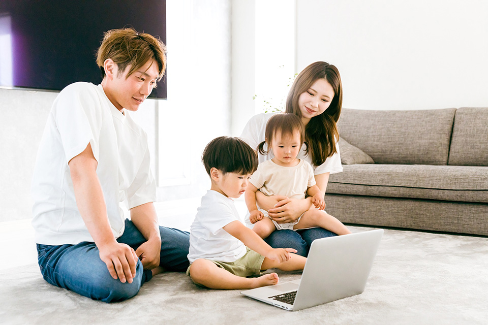パソコンを使う家族