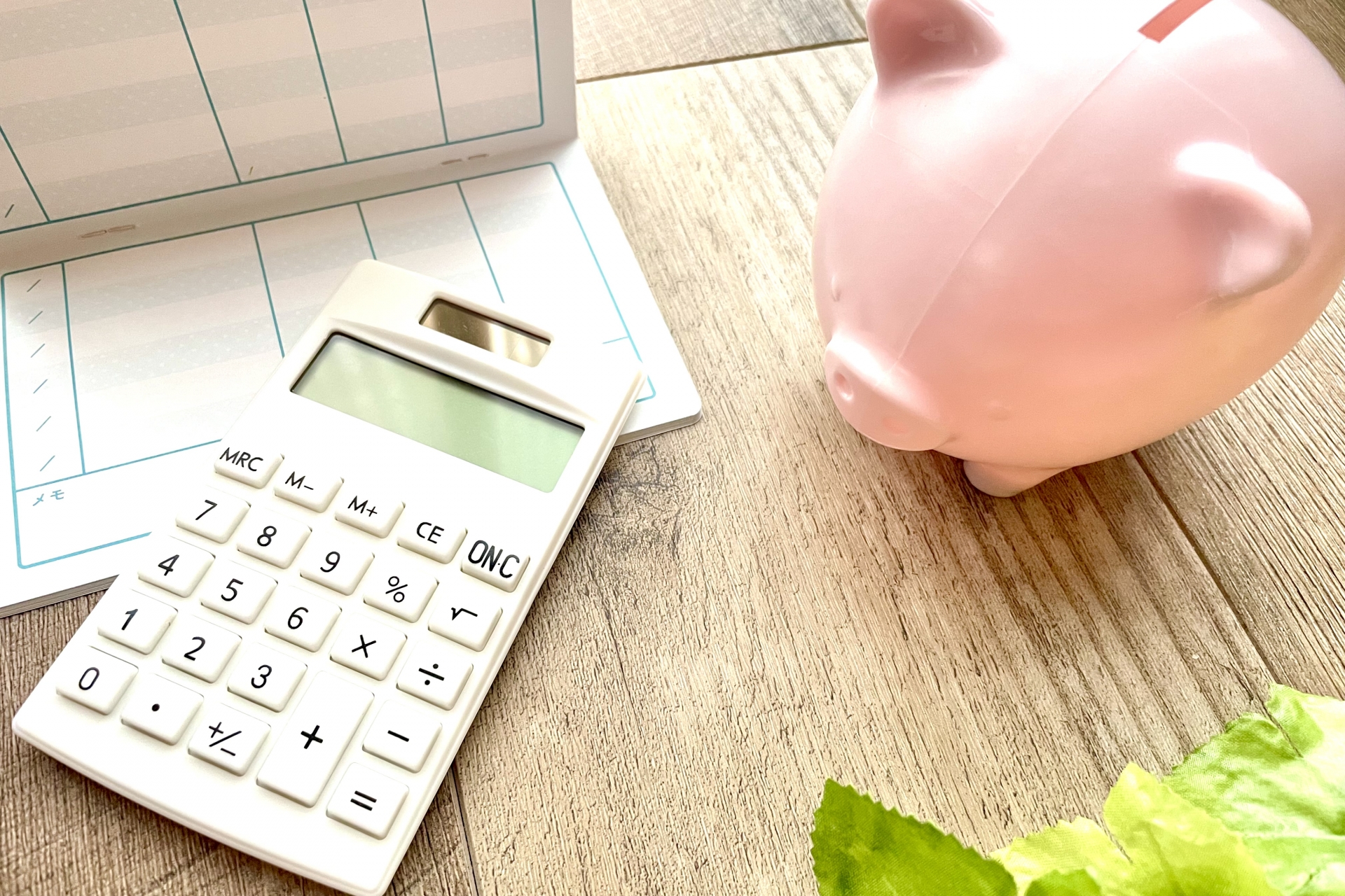 電卓と豚の貯金箱