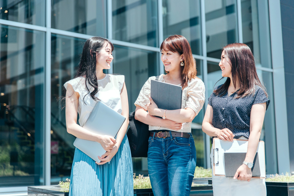 パソコンを持つ大学生
