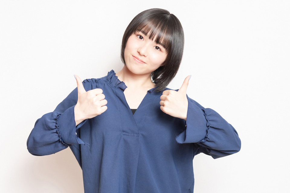 グッドポーズをする女性