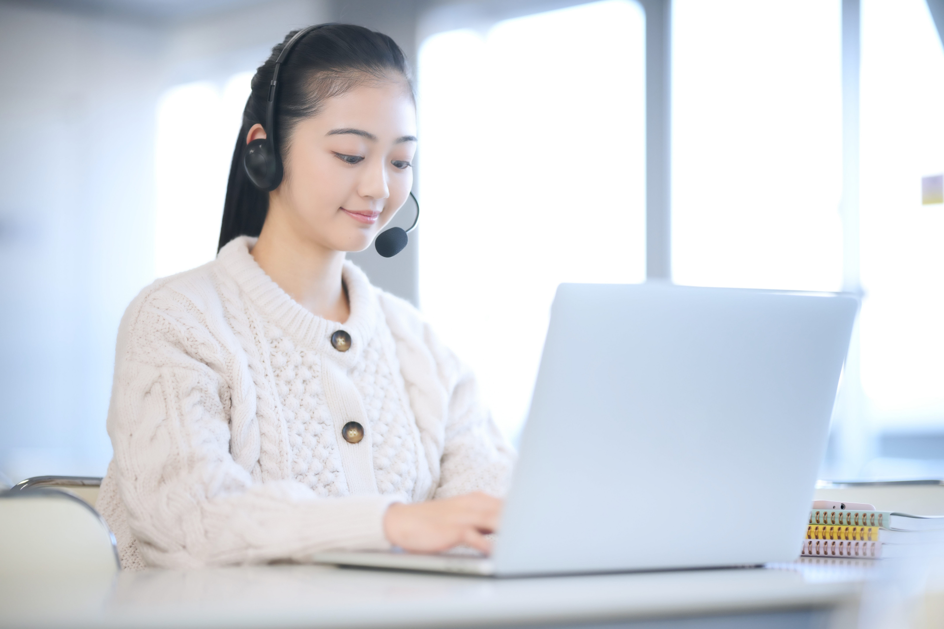 オンライン授業を受ける女性