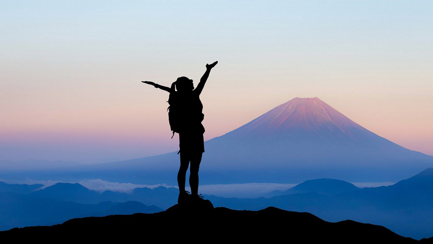 山頂に立つ女性