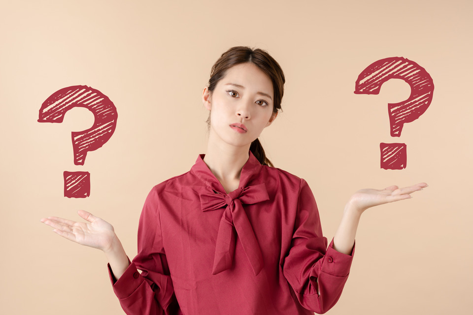 どちらが良いか悩む女性