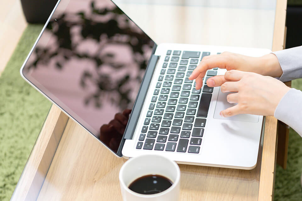 ノートパソコンの液晶とキーボード