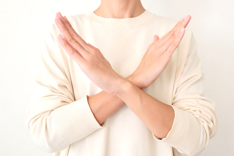 バツマークを出す人