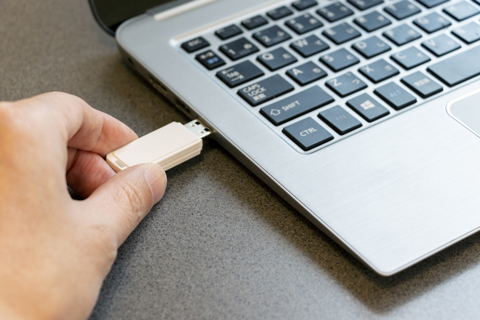 ノートパソコンとUSBメモリ