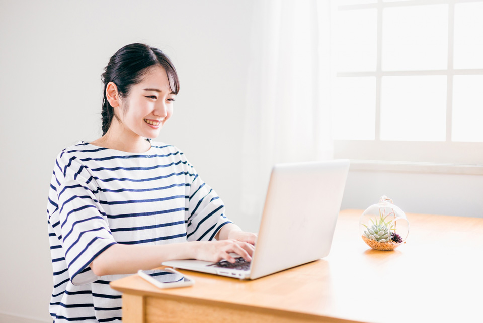 パソコンを見る女性