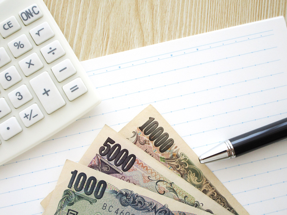 お札と電卓とノートとペン