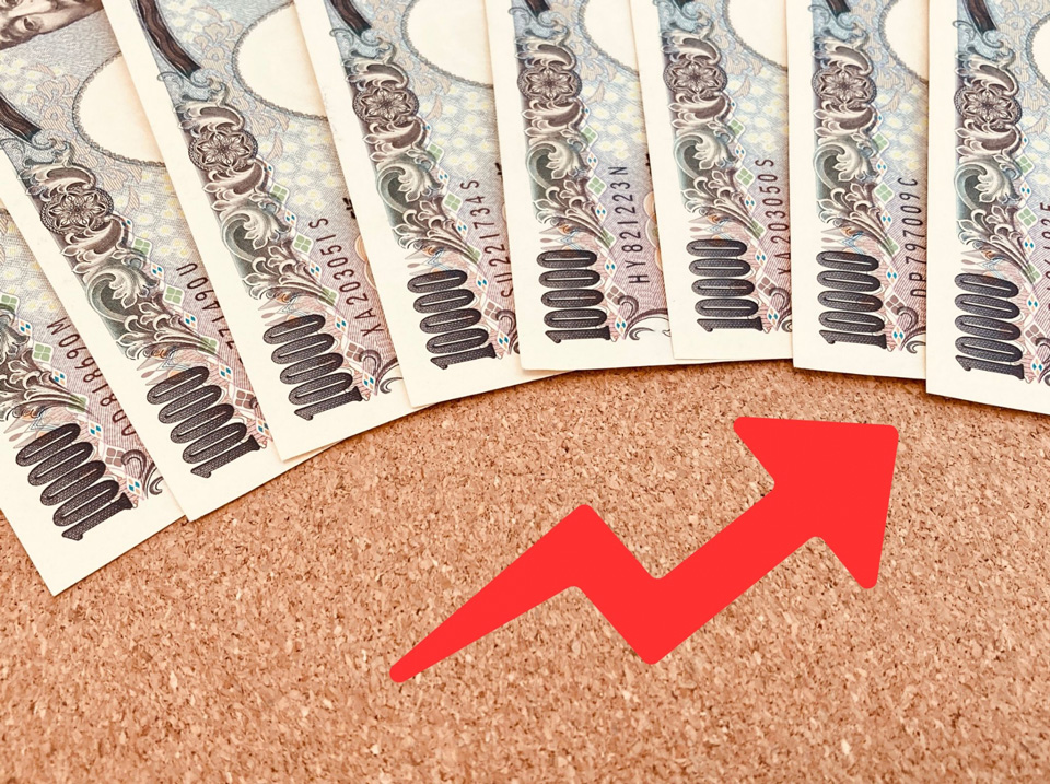 お札とアップの矢印