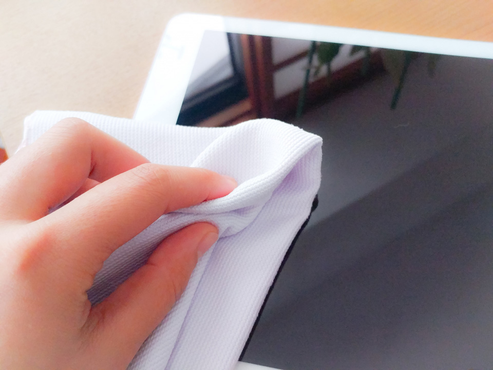 パソコンの液晶画面を布で拭く