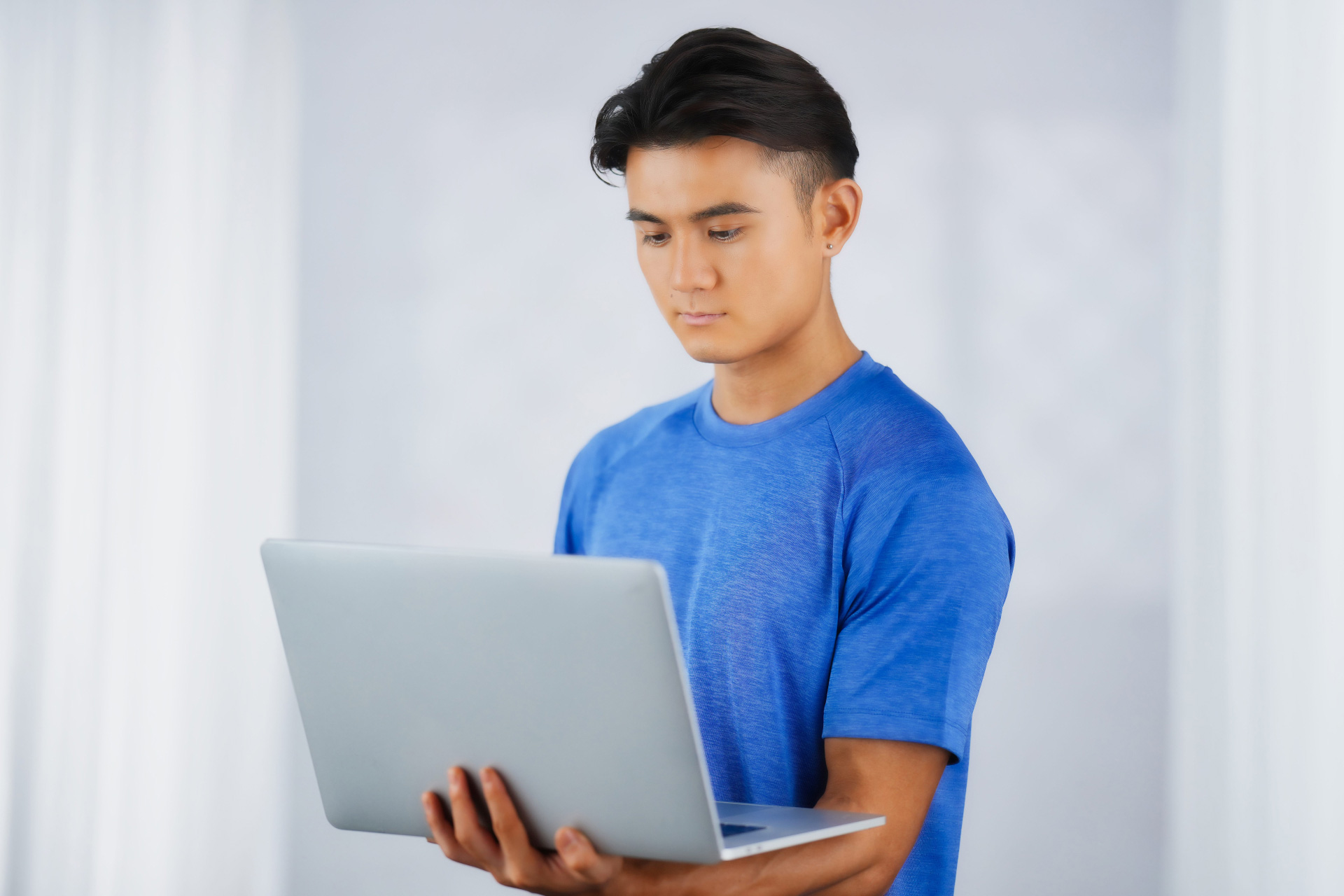 ノートパソコンを見る男性