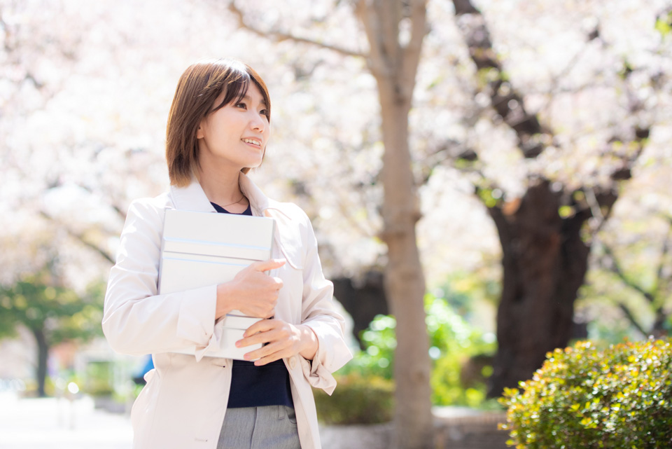 ノートパソコンを持つ女性