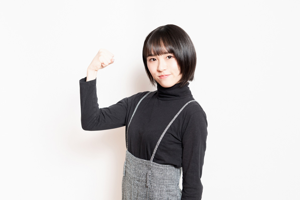 ガッツポーズをする女性