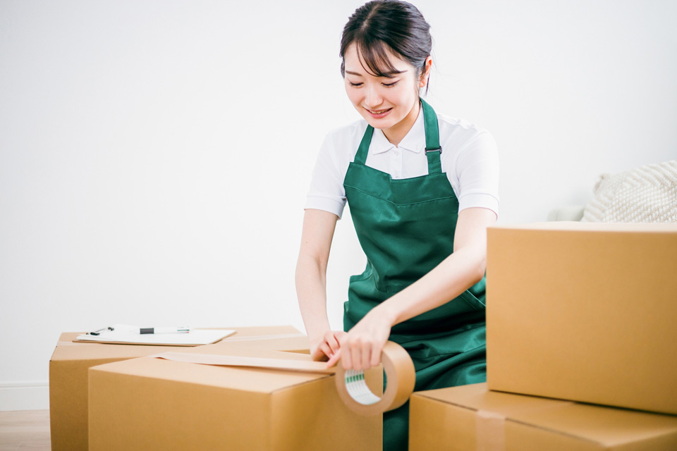 梱包をする女性