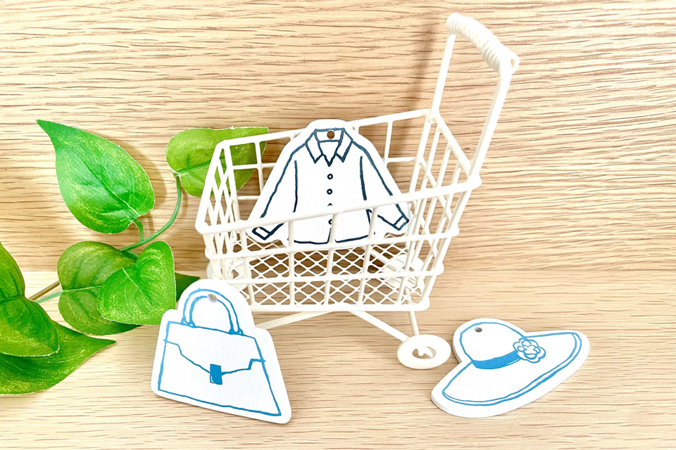 買い物かごに入った洋服のイラスト