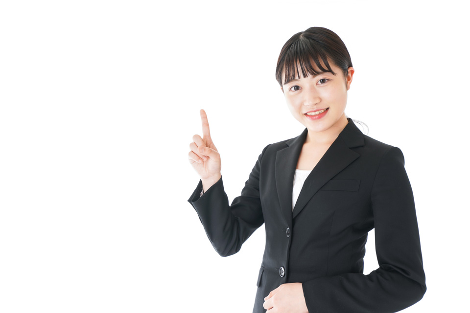 指を指す女性