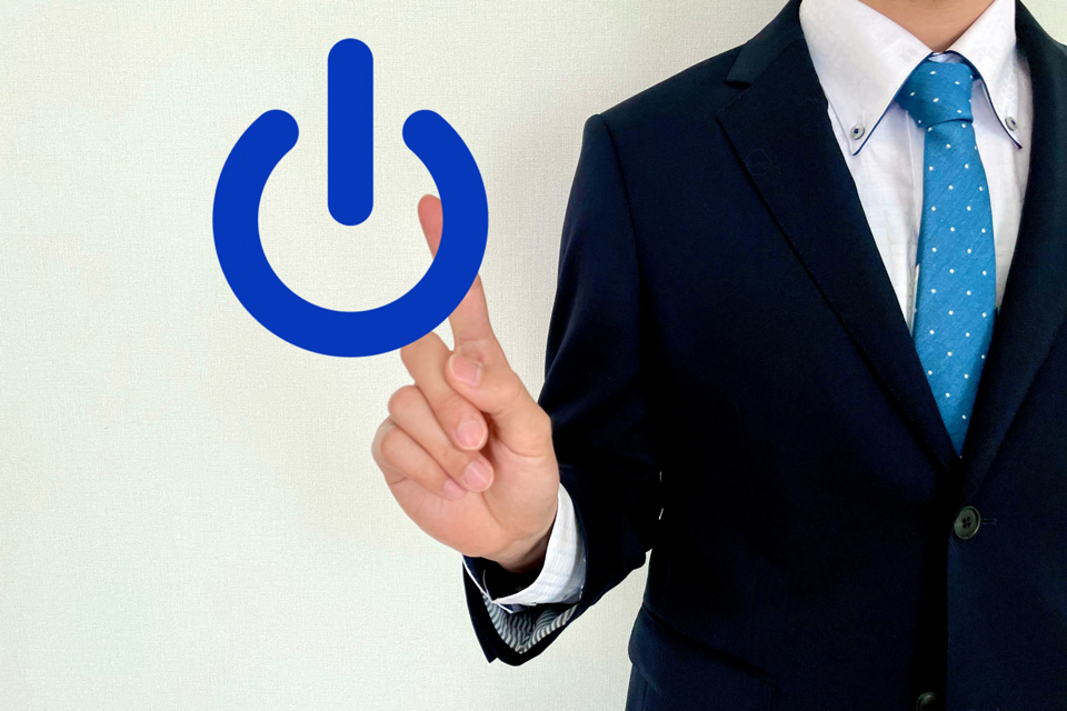 電源ボタンを押す男性