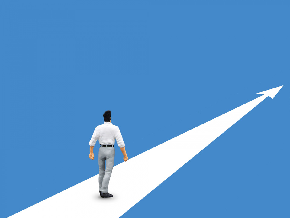 矢印に向かって進む男性