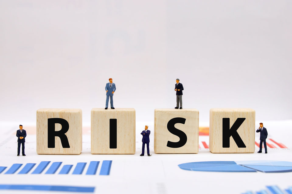 RISKという文字とビジネスマンの人形