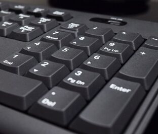 「テンキー入力するとマウスが動くんだけど！？」