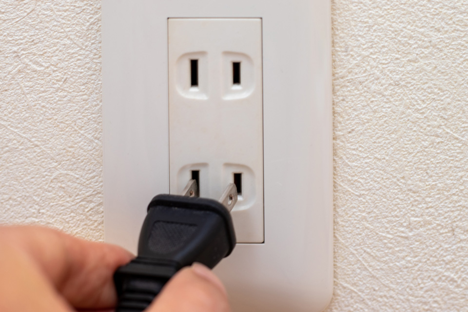 電源コードを抜く