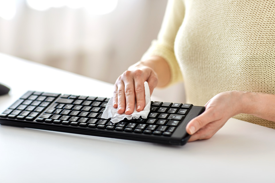 タオルでキーボードを拭く