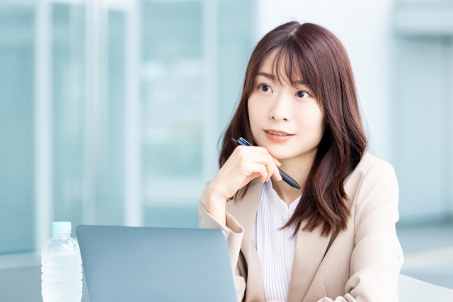 ノートパソコンを使う女性ビジネスマン