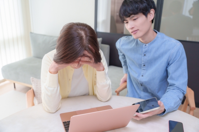 保証やサポートについて相談している様子