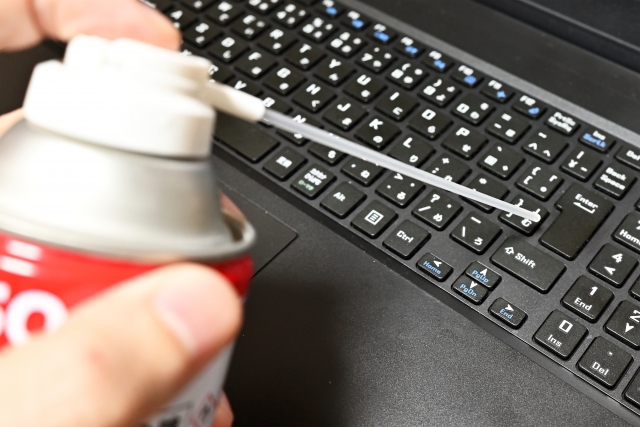 エアダスターでキーボードの埃を飛ばす