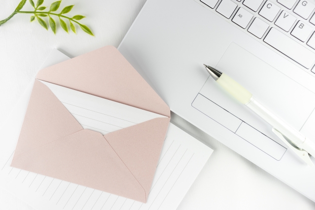 パソコンと便箋