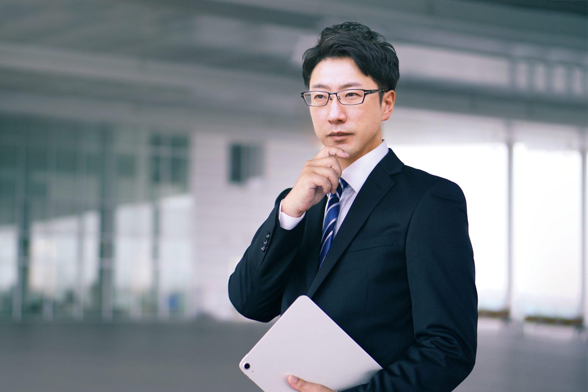 タブレットを持つ男性