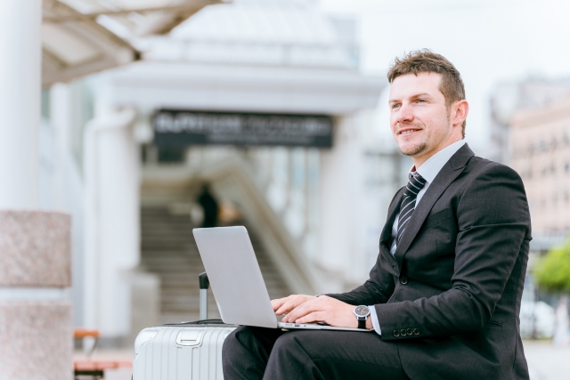出張するスーツの男性