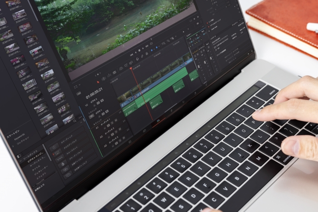 パソコンで動画編集をしている写真
