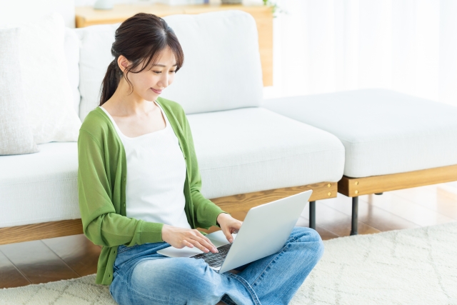 パソコンを使う女性