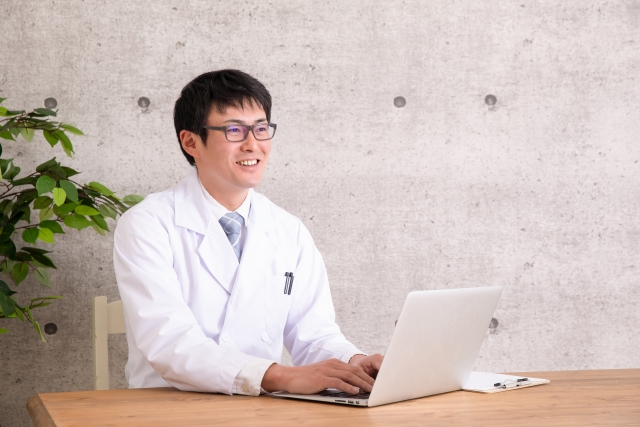 白衣を着た男性