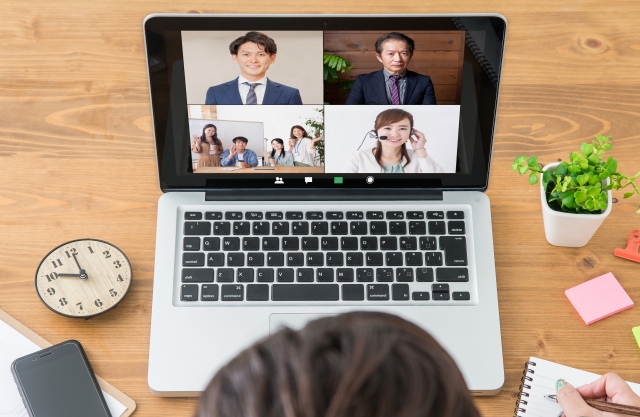 オンライン会議をしている写真