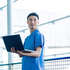 訪問看護ステーションの業務効率化を支えた「くじらや」の中古パソコン ～お客様の導入事例～