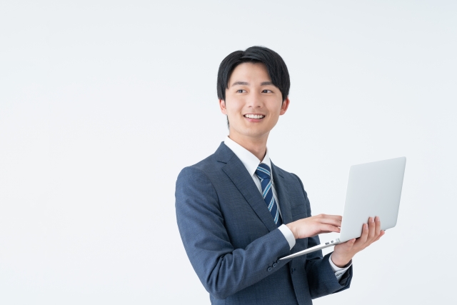 ノートパソコンを持つ男性