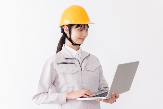 作業着とヘルメットを着用した女性