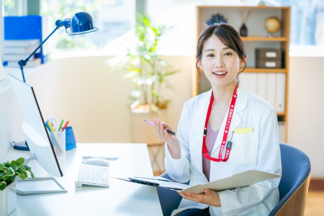 デスクトップパソコン 白衣 女性